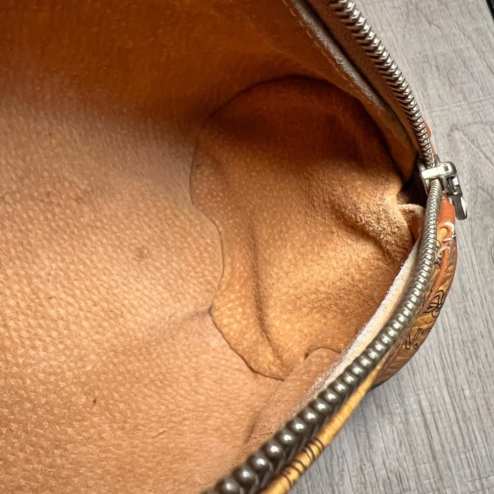 MCM Visetos round barrel tootsie roll style - Picture 9 of 14
